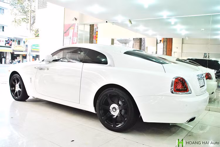 Mới đây, hai chiếc Rolls-Royce thuộc phiên bản Ghost màu đen và một chiếc Wraith màu trắng do đã được đại gia này bán cho một showroom nhập khẩu tư nhân Q5, TP HCM. Đây là một tin khá bất ngờ, bởi trước đó, ông chỉ có mua mà không bán đi các xe mình sở hữu.