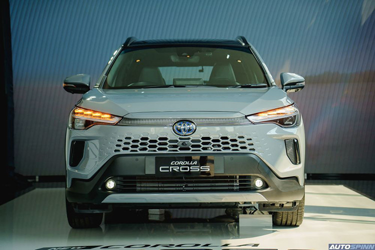 Công ty Toyota Việt Nam (TMV) vừa ra thông báo sẽ chính thức giới thiệu phiên bản Toyota Corolla Cross 2024 mới tại thị trường trong nước với những thay đổi đáng kể về ngoại hình và các trang bị tiện ích, xe sẽ được ra mắt vào ngày 06/05/2024 tới đây.