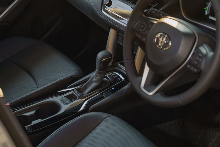 Bên cạnh đó, Toyota bọc ghế cho Corolla Cross facelift với chất liệu da màu đen hoặc Dark Rose (đỏ). Hệ thống chiếu sáng trong cabin giờ đây sử dụng đèn LED xuyên suốt và hai biến thể cao cấp nhất có tính năng sạc thiết bị không dây và cửa sổ trời toàn cảnh.