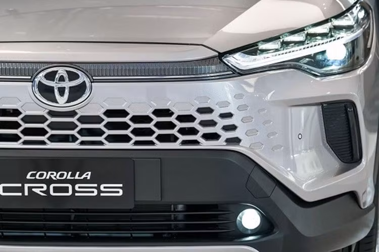 Mặt trước có lưới tản nhiệt mỏng hơn dạng lỗ hình tổ ong – kiểu dáng giống với phong cách của Chery Omoda 5 hoặc Lexus RX. Phía trên cửa hút gió được bao bọc bởi đèn sương mù. 