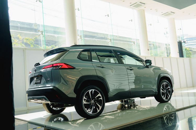 Về ngoại hình tổng thể, Toyota Corolla Cross 2024 tại Việt Nam được nhập khấu Thái Lan sở hữu đèn pha full-LED được thiết kế lại như đã thấy trên các mẫu xe dành cho thị trường Nhật Bản và châu Âu.