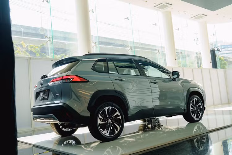 Về ngoại hình tổng thể, Toyota Corolla Cross 2024 tại Việt Nam được nhập khấu Thái Lan sở hữu đèn pha full-LED được thiết kế lại như đã thấy trên các mẫu xe dành cho thị trường Nhật Bản và châu Âu.