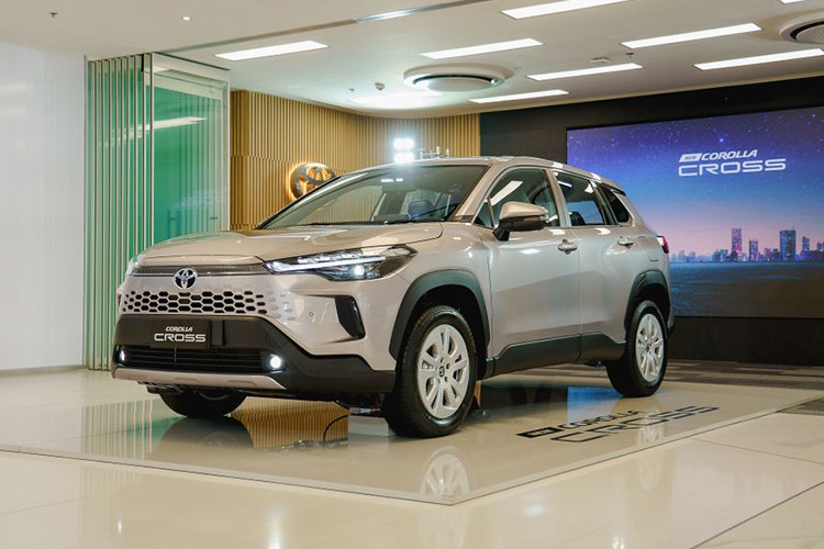 Mức giá xe Toyota Corolla Cross 2024 tại Việt Nam từ 820 triệu đồng cho phiên bản 1.8 máy xăng, bản 1.8 HEV từ 905 - 913 triệu đồng cho tuỳ chọn khác nhau. Xe sẽ có mặt tại hệ thống đại lý Toyota trên toàn quốc vào ngày 06/05/2024.