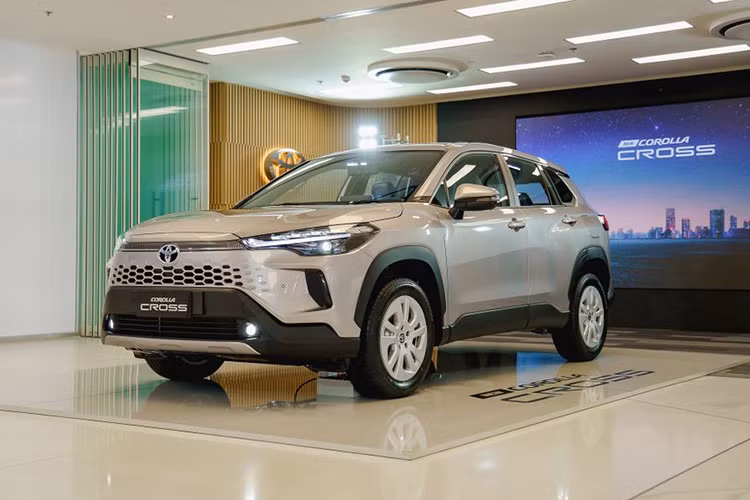 Mức giá xe Toyota Corolla Cross 2024 tại Việt Nam từ 820 triệu đồng cho phiên bản 1.8 máy xăng, bản 1.8 HEV từ 905 - 913 triệu đồng cho tuỳ chọn khác nhau. Xe sẽ có mặt tại hệ thống đại lý Toyota trên toàn quốc vào ngày 06/05/2024.