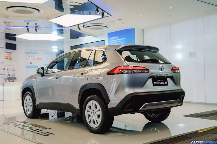 Corolla Cross 2024 sẽ được giới thiệu với 2 phiên bản là 1.8 xăng và 1.8 HEV. Đặc biệt, Toyota Việt Nam vẫn sẽ tiếp tục áp dụng chương trình khuyến mại tặng gói gia hạn bảo hành 2 năm dành cho khách hàng mua xe cho tới hết 31/12/2024. 