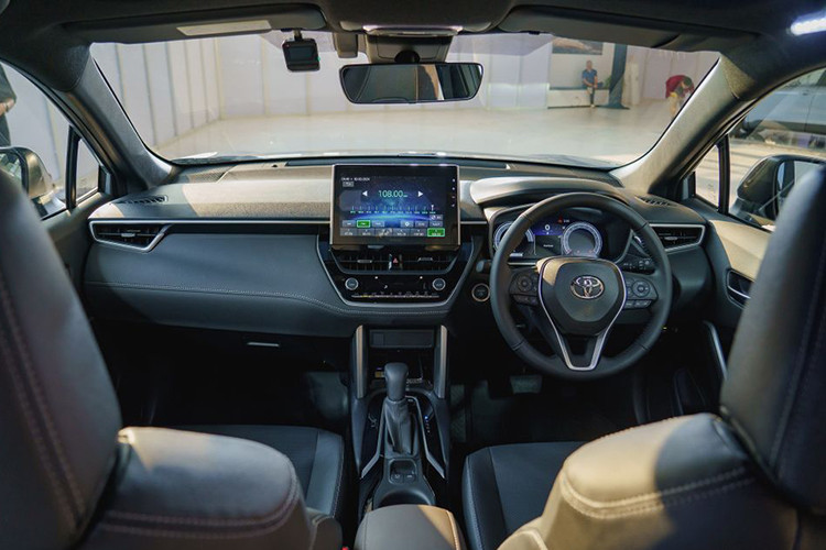 Về tiện ích, các tính năng cao cấp cũng được trang bị thêm cho Toyota Corolla Cross 2024 trong lần ra mắt này, nhằm mang lại sự an tâm và thuận tiện tối đa cho khách hàng trên mọi hành trình.