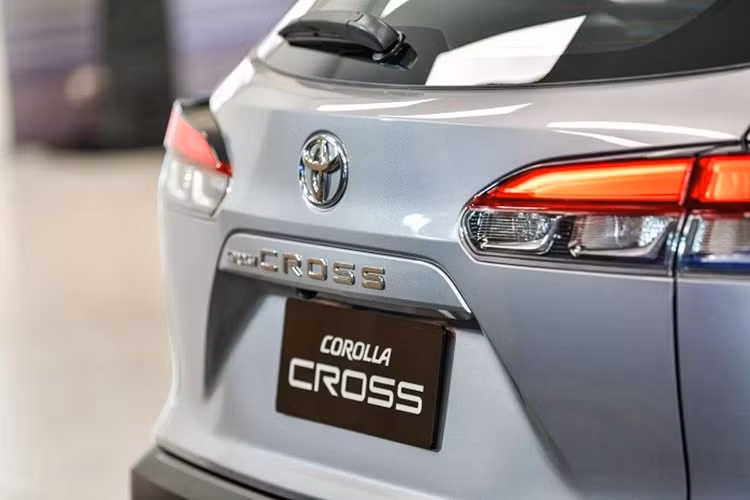 Những điểm nổi bật khác về trang bị ngoại thất Corolla Cross 2024 bao gồm cửa sổ trời toàn cảnh và cửa sau chỉnh điện có cảm biến đá. Đèn hậu cũng là đèn LED có thiết kế mới. 