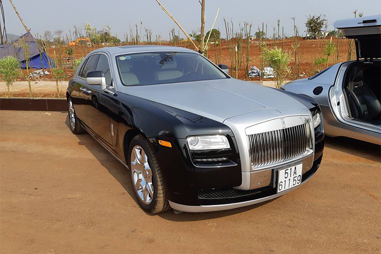 Bộ đôi siêu xe sang Rolls-Royce Ghost cũng góp mặt, chiếc trong ảnh này mang ngoại thất 2 màu đen và bạc. Xe từng thuộc sở hữu của một người chơi xe tại quận 7 trước khi được đại gia Trung Nguyên mua lại vào năm ngoái nhưng mức giá không được tiết lộ.