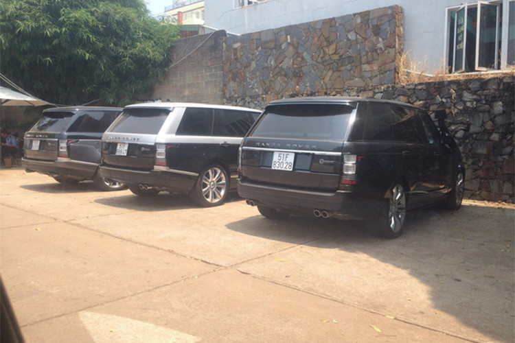 Gây ấn tượng mạnh nhất trong dàn xe "khủng" của đại gia Trung Nguyên tại đây phải kể đến 4 chiếc Range Rover SVAutobiography. Đây là phiên bản mạnh và có giá đắt nhất của hãng xe hạng sang Anh quốc tại Việt Nam tính đến thời điểm hiện nay.