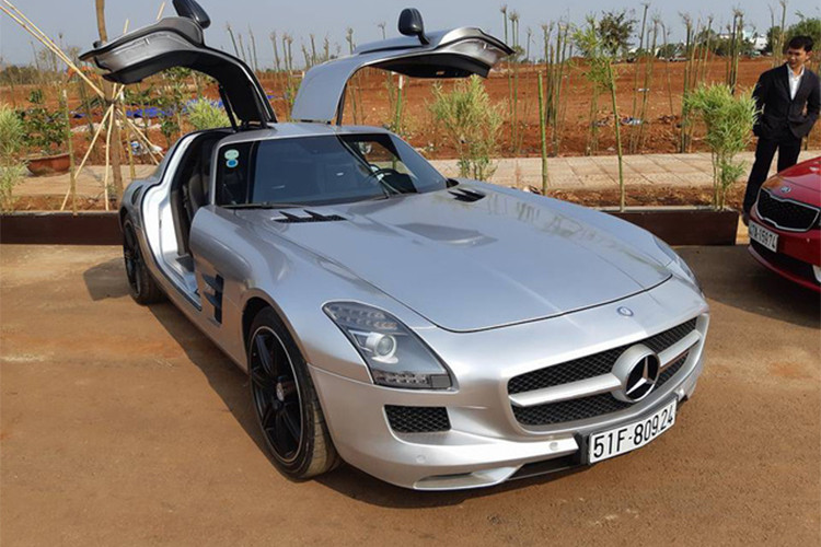 Chiếc Mercedes-Benz SLS AMG thứ 2 cũng xuất hiện tại đây. Rất nhiều người mê xe bất ngờ khi đại gia này sở hữu đến 2 chiếc Mercedes-Benz SLS AMG. Siêu xe cửa cánh chim này cũng thuộc diện chính hãng và có màu sơn nguyên bản là đỏ. Giá bán của xe vào khoảng 11,8 tỷ đồng.