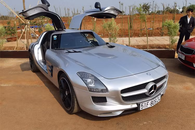 Chiếc Mercedes-Benz SLS AMG thứ 2 cũng xuất hiện tại đây. Rất nhiều người mê xe bất ngờ khi đại gia này sở hữu đến 2 chiếc Mercedes-Benz SLS AMG. Siêu xe cửa cánh chim này cũng thuộc diện chính hãng và có màu sơn nguyên bản là đỏ. Giá bán của xe vào khoảng 11,8 tỷ đồng.