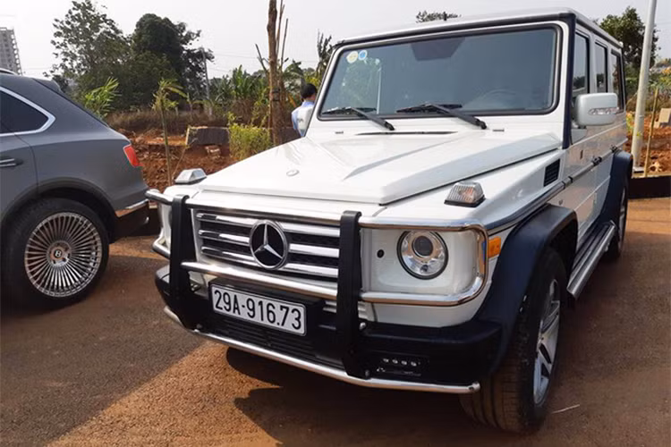 Đây có lẽ là hai chiếc Mercedes-Benz G-Class hiếm hoi nằm trong bộ sưu tập của đại gia Trung Nguyên thường được sử dụng tại Ban Mê Thuột. Chiếc G55 mang biển số Hà Nội, G63 mang biển số TP HCM.