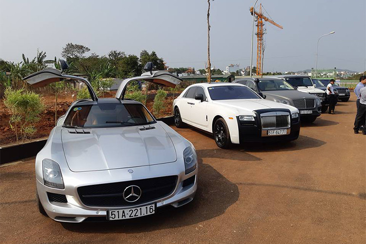 Dàn siêu xe và xe sang của đại gia Trung Nguyên bất ngờ được trưng bày ở một dự án của tập đoàn này mới triển khai tại trung tâm thành phố Buôn Ma Thuột, Đắk Lắk với diện tích 45 ha. Dàn xe ôtô trăm tỷ bao gồm; Mercedes-Benz SLS AMG, siêu xe sang Rolls-Royce, Bentley Bentayga và Range Rover SVAutobiography...