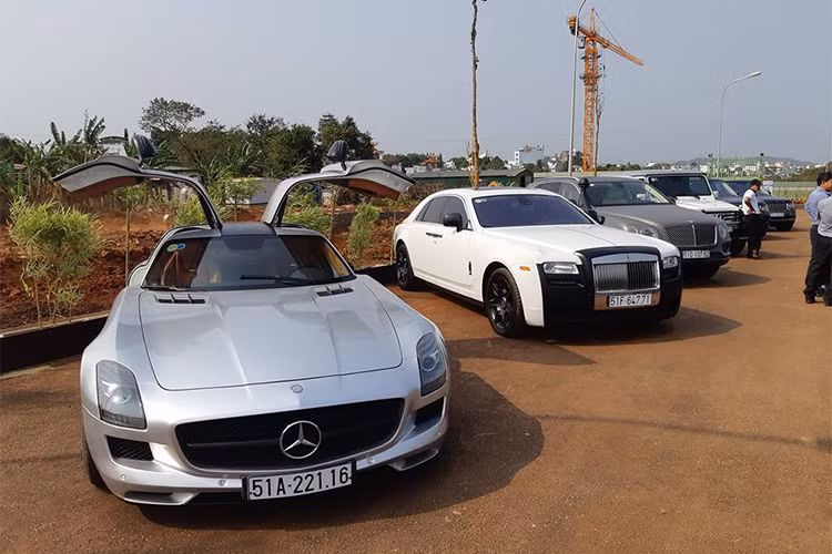 Dàn siêu xe và xe sang của đại gia Trung Nguyên bất ngờ được trưng bày ở một dự án của tập đoàn này mới triển khai tại trung tâm thành phố Buôn Ma Thuột, Đắk Lắk với diện tích 45 ha. Dàn xe ôtô trăm tỷ bao gồm; Mercedes-Benz SLS AMG, siêu xe sang Rolls-Royce, Bentley Bentayga và Range Rover SVAutobiography...