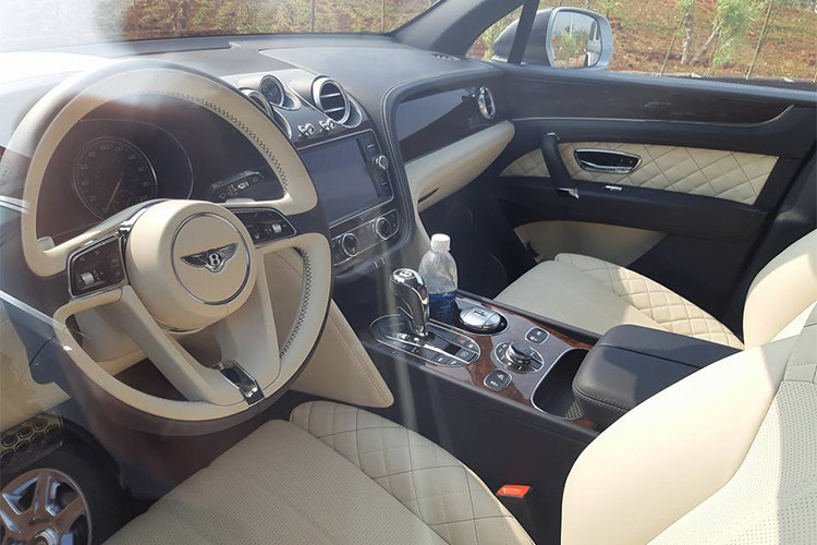 Bentley Bentayga được trang bị khối động cơ W12, tăng áp kép, dung tích 6.0 lít, sản sinh công suất tối đa 600 mã lực và mô-men xoắn cực đại 900 Nm. Sức mạnh được truyền tới cả 4 bánh thông qua hộp số tự động 8 cấp. Nhờ đó, Bentley Bentayga có thể tăng tốc từ 0-96 km/h trong 4 giây trước khi đạt vận tốc tối đa 301 km/h.