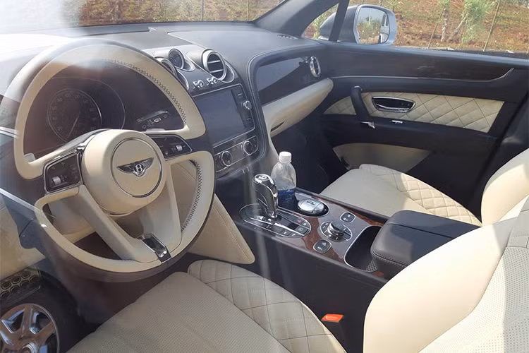 Bentley Bentayga được trang bị khối động cơ W12, tăng áp kép, dung tích 6.0 lít, sản sinh công suất tối đa 600 mã lực và mô-men xoắn cực đại 900 Nm. Sức mạnh được truyền tới cả 4 bánh thông qua hộp số tự động 8 cấp. Nhờ đó, Bentley Bentayga có thể tăng tốc từ 0-96 km/h trong 4 giây trước khi đạt vận tốc tối đa 301 km/h.