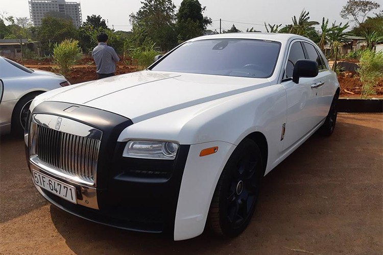 Chiếc Rolls-Royce Ghost còn lại phối 2 màu trắng và đen. Đại gia Trung Nguyên còn 1 chiếc Ghost khác và 4 chiếc Rolls-Royce nữa với 2 phiên bản là Phantom và Wraith, cũng được phối màu tương tự. Điểm khác biệt là dàn đầu xe được độ lại. Tại thị trường Việt Nam giá xe Rolls-Royce Ghost cũ khoảng hơn 10 tỷ đồng.