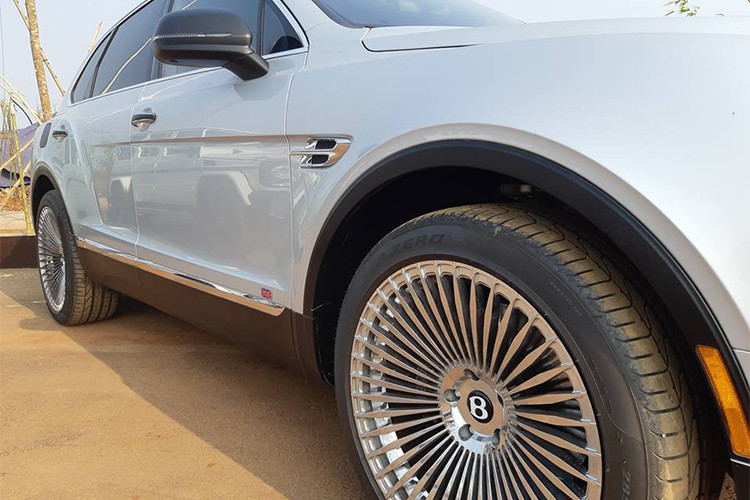 Đáng chú ý là chiếc Bentley Bentayga First Edition chỉ có 608 chiếc được sản xuất trên thế giới và đắt hơn bản tiêu chuẩn đến 68.300 USD (tương đương 1,55 tỷ đồng). Các chi tiết nội và ngoại thất của xe đều được làm thủ công và khác biệt hơn so với phiên bản thường.