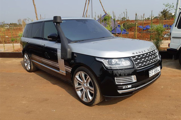 Range Rover SVAutobiography được trang bị khối động cơ V8, siêu nạp, dung tích 5.0 lít mạnh mẽ sản sinh công suất tối đa 550 mã lực và mô-men xoắn cực đại 680 Nm. Nó chỉ mất khoảng 5,7 giây để tăng tốc lên 100 km/h từ vị trí xuất phát trước khi đạt vận tốc tối đa 225 km/h.