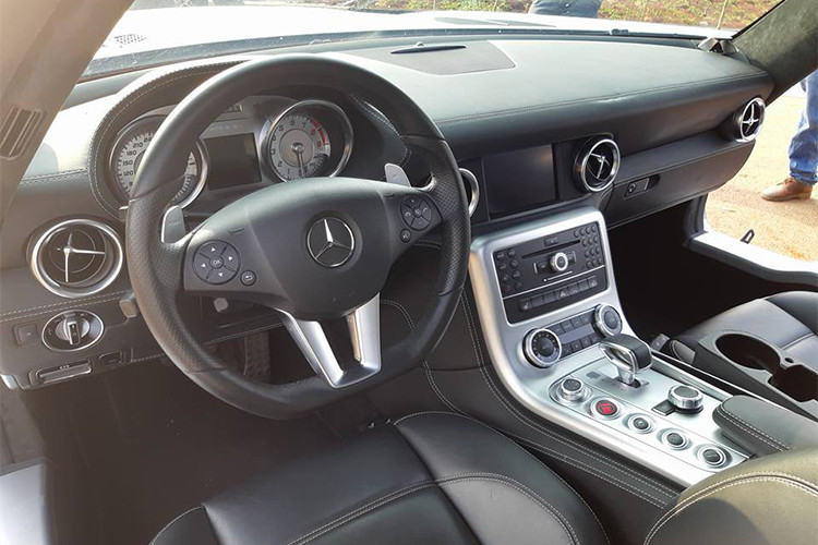 Siêu xe thể thao Mercedes-Benz SLS AMG được trang bị động cơ V8, dung tích 6.2 lít, sản sinh công suất tối đa 563 mã lực và mô-men xoắn cực đại 650 Nm. Động cơ kết hợp với hộp số ly hợp kép thể thao 7 cấp. Nhờ đó, siêu xe cửa cánh chim có thể tăng tốc từ 0-100 km/h trong 3,4 giây trước khi đạt vận tốc tối đa 328 km/h.