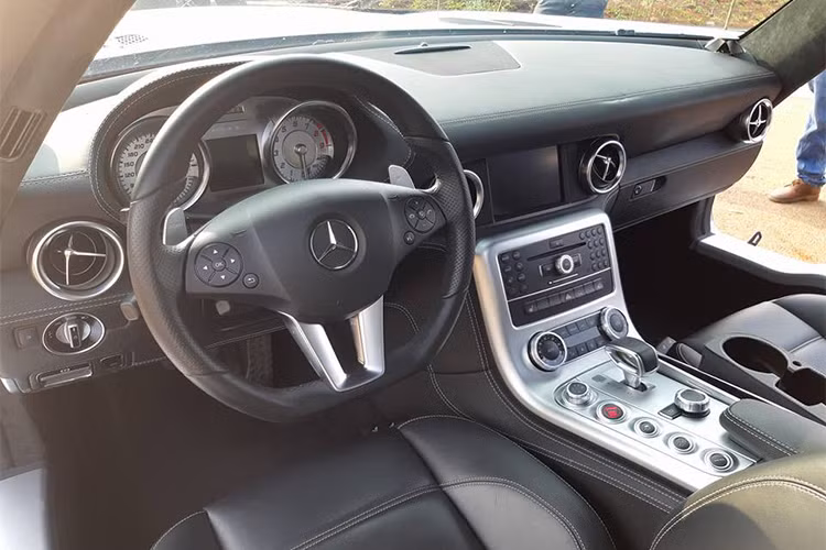 Siêu xe thể thao Mercedes-Benz SLS AMG được trang bị động cơ V8, dung tích 6.2 lít, sản sinh công suất tối đa 563 mã lực và mô-men xoắn cực đại 650 Nm. Động cơ kết hợp với hộp số ly hợp kép thể thao 7 cấp. Nhờ đó, siêu xe cửa cánh chim có thể tăng tốc từ 0-100 km/h trong 3,4 giây trước khi đạt vận tốc tối đa 328 km/h.