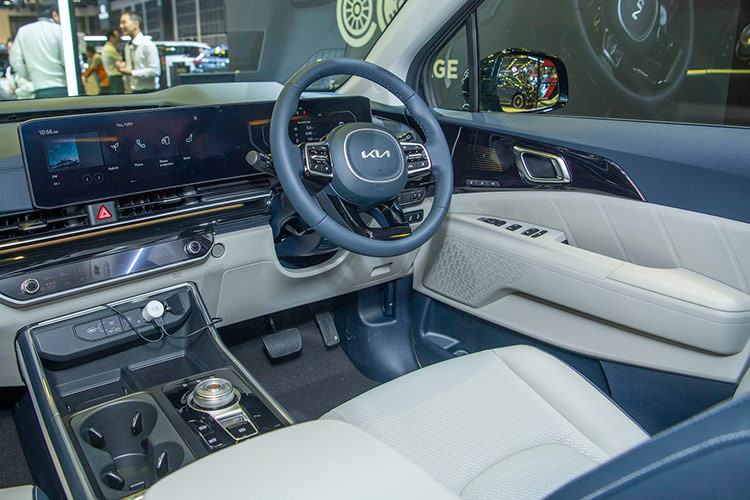 Bên trong Kia Carnival 2024 là không gian nội thất được làm mới thiết kế theo phong cách tương tự 2 mẫu ô tô điện cùng thương hiệu EV6 và EV9.