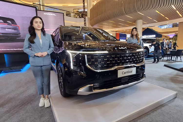 Khi mua Kia Carnival 2024, khách hàng Indonesia có thể chọn các màu sơn như trắng Snow White Pearl, bạc Ceramic Silver, đen Aurora Black Pearl và xanh dương Astra Blue. Sau Indonesia, mẫu MPV này dự kiến sẽ tiếp tục ra mắt những thị trường Đông Nam Á khác như Việt Nam. 