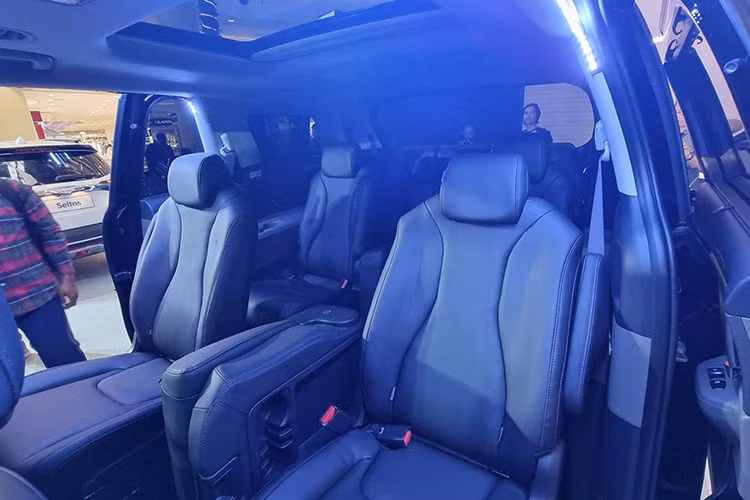 Tại thị trường Indonesia, mẫu MPV cỡ lớn này sở hữu những trang bị nội thất đáng chú ý như kết nối Android Auto/Apple CarPlay, hệ thống âm thanh 12 loa ở bản Premiere, cửa sổ trời toàn cảnh Panorama, ghế trước chỉnh điện/thông hơi và sạc điện thoại không dây.