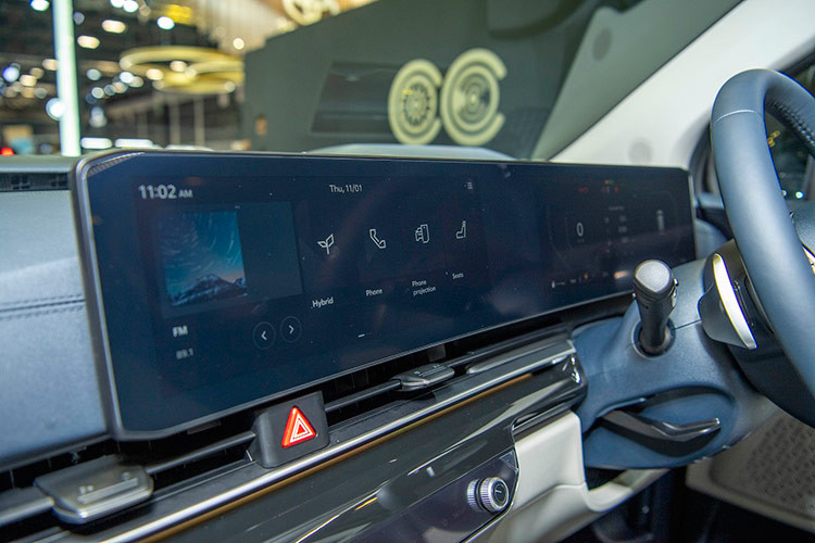 Điểm nhấn của nội thất nằm ở màn hình cong mới trên mặt táp-lô, tích hợp bảng đồng hồ kỹ thuật số và màn hình cảm ứng trung tâm cùng có kích thước 12,3 inch. Khu vực chỉnh điều hòa và màn hình thông tin giải trí bên dưới được ghép vào làm một với 2 núm xoay mới.