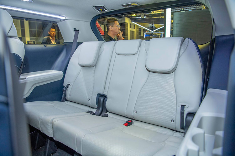 Đáng tiếc là Kia Carnival 2024 ở thị trường Indonesia không dùng động cơ hybrid mới nhằm giữ giá bán cạnh tranh hơn. Bên dưới nắp ca-pô của mẫu MPV này vẫn là động cơ diesel Smartstream CRDi 4 xi-lanh, DOHC, dung tích 2.2L như cũ.