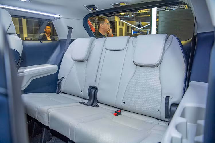 Đáng tiếc là Kia Carnival 2024 ở thị trường Indonesia không dùng động cơ hybrid mới nhằm giữ giá bán cạnh tranh hơn. Bên dưới nắp ca-pô của mẫu MPV này vẫn là động cơ diesel Smartstream CRDi 4 xi-lanh, DOHC, dung tích 2.2L như cũ.