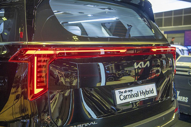 Phiên bản 11 chỗ của mẫu MPV này sẽ dùng vành 18 inch. Trong khi đó, phiên bản 7 chỗ được trang bị mâm 19 inch. Cửa cốp của xe có tính năng đóng/mở chỉnh điện thông minh.