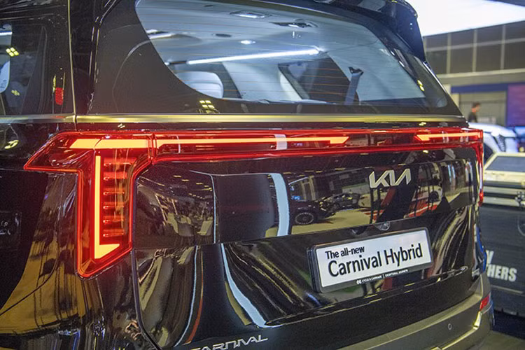 Phiên bản 11 chỗ của mẫu MPV này sẽ dùng vành 18 inch. Trong khi đó, phiên bản 7 chỗ được trang bị mâm 19 inch. Cửa cốp của xe có tính năng đóng/mở chỉnh điện thông minh.