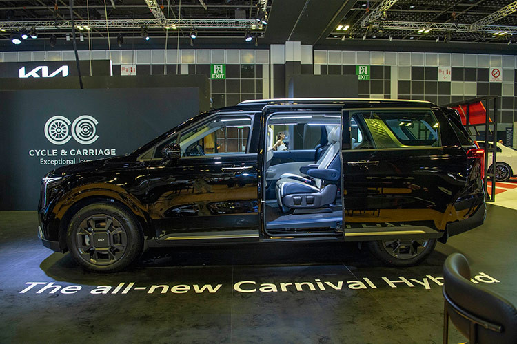 Tại thị trường Indonesia, giá xe Kia Carnival 2024 cho 3 phiên bản bao gồm Dynamic 11 chỗ, Premiere 11 chỗ và Premiere 7 chỗ sẽ dao động từ 960 triệu đến 1,155 tỷ Rupiah (tương đương 1,516 - 1,824 tỷ đồng).