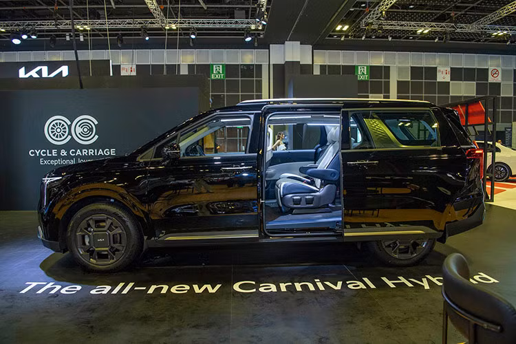 Tại thị trường Indonesia, giá xe Kia Carnival 2024 cho 3 phiên bản bao gồm Dynamic 11 chỗ, Premiere 11 chỗ và Premiere 7 chỗ sẽ dao động từ 960 triệu đến 1,155 tỷ Rupiah (tương đương 1,516 - 1,824 tỷ đồng).