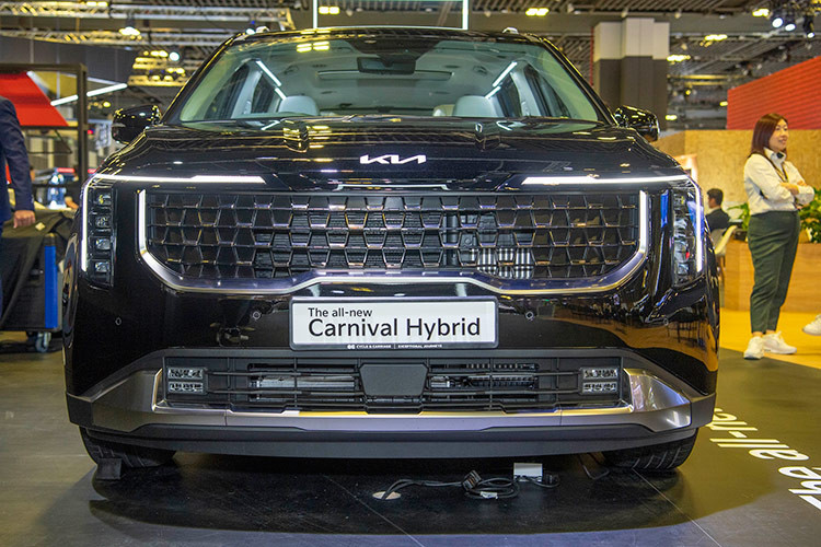 Hôm qua, ngày 29/5/2024, hãng Kia đã chính thức giới thiệu phiên bản nâng cấp của dòng xe Carnival tại thị trường Indonesia. Đây là thị trường Đông Nam Á đầu tiên đón nhận mẫu MPV cỡ lớn Kia Carnival 2024 mới này. 