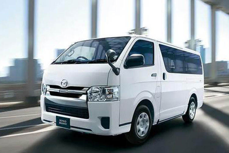 Sẽ có 4 phiên bản để khách hàng lựa chọn, giá xe Mazda Bongo Brawny tại Nhật Bản sẽ dao động từ 2.421.360 Yên Nhật (khoảng 500 triệu đồng) đến 3.594.240 Yên Nhật (khoảng 743 triệu đồng).