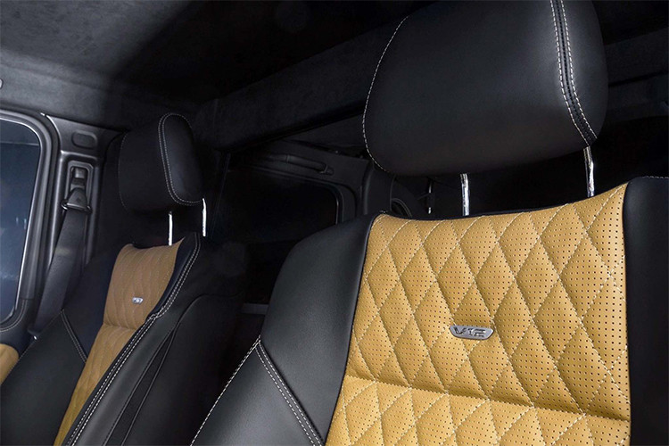 Nằm phía trước mặt hành khách ngồi hàng ghế sau là một bảng táp-lô riêng rẽ được gắn các màn hình giải trí độc lập, cùng với bàn làm việc có thể gấp gọn. Khoang người lái của chiếc xe không có gì thay đổi so với các phiên bản G-Class cao cấp khác và được ngăn cách với phía sau bởi một vách ngăn bằng kính có thể hạ xuống và điều khiển độ trong suốt.