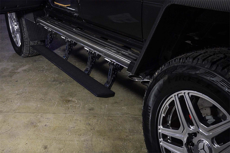 G650 Landaulet có thân xe với bodykit phong cách AMG, các vòm bánh với chắn bùn rộng bằng sợi carbon cùng khoảng sáng gầm xe cực lớn 450 mm do sử dụng trục truyền động gián tiếp qua các bánh răng (Portal axle), khiến mẫu siêu SUV này dễ dàng vượt qua các địa hình khó khăn. 