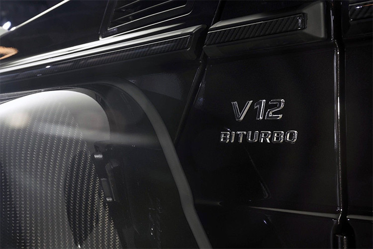 Dù chỉ được trang bị hệ thống treo với phuộc đơn cho từng bánh thay vì phuộc kép như G500 4x42, nhưng Maybach G650 Landaulet vẫn có thể vượt qua phần lớn các địa hình khó khăn nhờ khóa vi sai có thể khóa 100% để truyền sức mạnh hoàn toàn tới từng cầu riêng lẻ, kết hợp với hộp đổi tỉ số truyền. Dù có trọng lượng 3,3 tấn nhưng xe chỉ mất dưới 6 giây để đạt 0-100 km/h và tốc độ tối đa giới hạn ở 180 km/h.