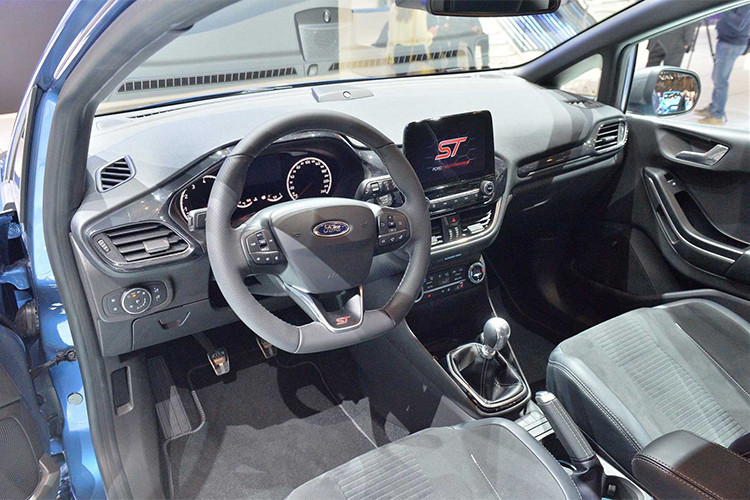 Để đem tới cảm giác thú vị hơn khi cầm lái, Ford đã trang bị cho Fiesta ST hệ thống lái 3 chế độ Normal (bình thường), Sport (thể thao) và Track (đường đua); can thiệp tới các bộ phận như tay lái, động cơ và hệ thống ổn định điện tử. Ngoài ra, chassis và hệ thống treo của xe còn được cân chỉnh bởi chi nhánh thể thao Ford Performance.