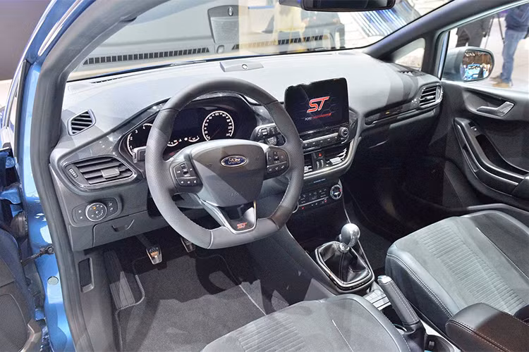 Để đem tới cảm giác thú vị hơn khi cầm lái, Ford đã trang bị cho Fiesta ST hệ thống lái 3 chế độ Normal (bình thường), Sport (thể thao) và Track (đường đua); can thiệp tới các bộ phận như tay lái, động cơ và hệ thống ổn định điện tử. Ngoài ra, chassis và hệ thống treo của xe còn được cân chỉnh bởi chi nhánh thể thao Ford Performance.