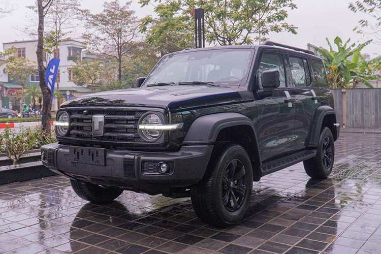 Nhà phân phối Thành An Group (TAG) vừa đưa về Việt Nam loạt xe mới từ thương hiệu GWM (Great Wall Motor), chuẩn bị cho mùa bán hàng 2025. Trong đó, mẫu SUV địa hình GWM Tank 300 2025 mới thu hút sự quan tâm nhờ thiết kế hầm hố, đậm chất off-road. 