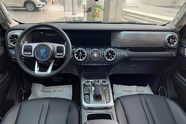 Trái ngược với vẻ ngoài cổ điển, nội thất của Tank 300 mang phong cách hiện đại và cao cấp. Nếu giống các phiên bản tại Trung Quốc, Thái Lan hay Úc, mẫu xe sẽ được trang bị: màn hình 12,3 inch hiển thị thông tin giải trí và cụm đồng hồ kỹ thuật số. Ngoài ra, xe còn có cửa gió dạng tuabin.