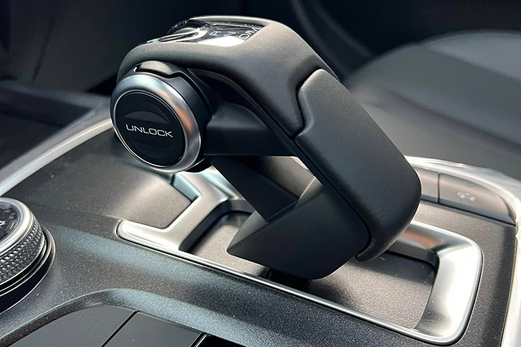 Bên cạnh đó, Tank 300 hybrid còn được trang bị tính năng "khung gầm trong suốt" - công nghệ giả lập địa hình dựa trên hệ thống camera 360 độ và thuật toán hỗ trợ, giúp người lái dễ dàng kiểm soát địa hình off-road.