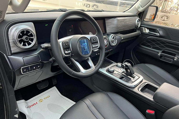 Theo đại diện nhà phân phối, GWM Tank 300 tại Việt Nam có hai phiên bản gồm máy xăng và hybrid (HEV). Phiên bản máy xăng được trang bị động cơ 2.0L tăng áp, sản sinh công suất 220 mã lực và mô-men xoắn 380 Nm, đi kèm hộp số tự động 8 cấp và hệ dẫn động 4 bánh bán thời gian (4WD).