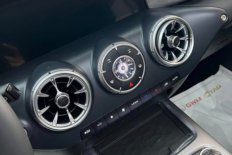 Nhiều chi tiết trên xe thiết kế tương tự xe sang Mercedes-Benz. Xe cũng có hệ thống âm thanh 8 loa Infinity. Cần số điện tử, phanh đỗ điện tử, cùng các tiện nghi cao cấp khác. Mẫu xe này cũng tích hợp kết nối Apple CarPlay và Android Auto, đi kèm gói công nghệ an toàn ADAS, gồm các tính năng như cảnh báo tiền va chạm và hỗ trợ giữ làn đường.