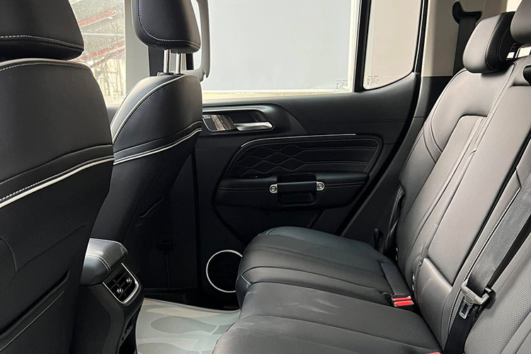 Trong khi đó, phiên bản hybrid kết hợp giữa động cơ xăng 2.0L tăng áp (244 mã lực, 380 Nm) và mô-tơ điện (106 mã lực, 268 Nm). Tổng công suất hệ thống chưa được công bố. Phiên bản này dùng hộp số tự động 9 cấp, dẫn động 4 bánh toàn thời gian (AWD) và có thêm khóa vi sai trung tâm.