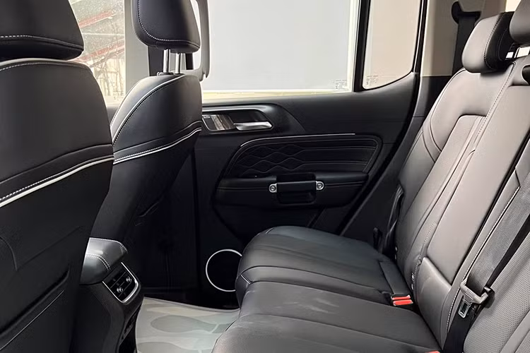 Trong khi đó, phiên bản hybrid kết hợp giữa động cơ xăng 2.0L tăng áp (244 mã lực, 380 Nm) và mô-tơ điện (106 mã lực, 268 Nm). Tổng công suất hệ thống chưa được công bố. Phiên bản này dùng hộp số tự động 9 cấp, dẫn động 4 bánh toàn thời gian (AWD) và có thêm khóa vi sai trung tâm.