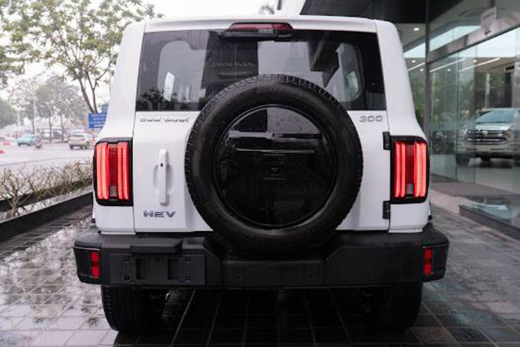 Tuy nhiên, điểm khác biệt lớn nhất của mẫu xe này nằm ở kiểu dáng vuông vức và phong cách cổ điển, đặc biệt với bánh dự phòng gắn sau. Thiết kế này gợi nhớ đến các dòng xe đi địa hình như Suzuki Jimny hay Toyota Land Cruiser Prado.